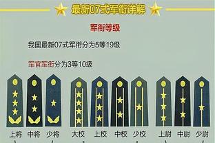 ? Ông chủ tốt! Sau trận đấu, Powell chờ Hayden ở lối đi của cầu thủ.